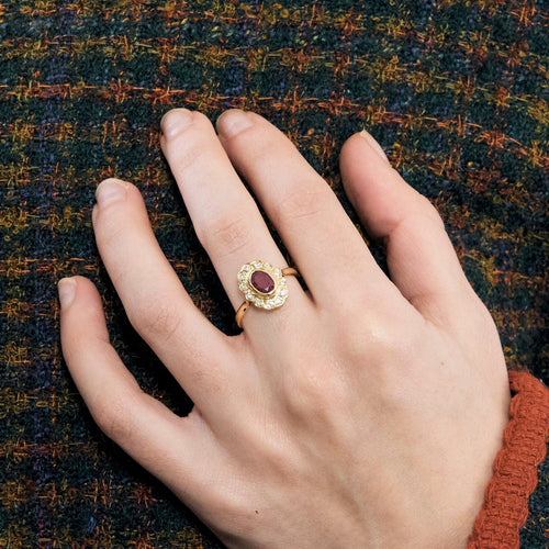 Bague 57 Bague marguerite or jaune, rubis et diamants 58 Facettes