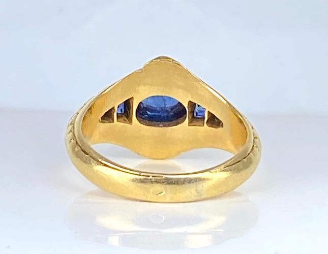 Ring aus 18 Karat Gelbgold mit Cabochon- und kalibrierten Saphiren, Art-Déco-Zeit 