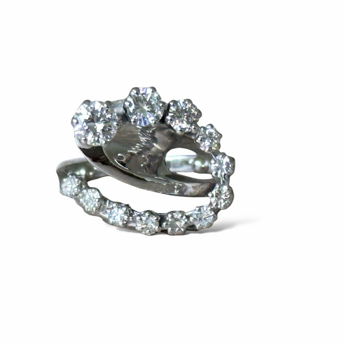 Serpentine ring in white gold with diamonds