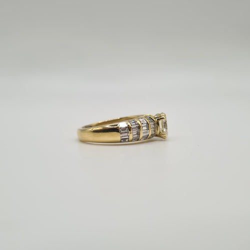 Bague 54 Bague or jaune, diamant rond et diamants baguettes 58 Facettes