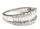 Bague 48 Bague de style contemporain en or blanc et diamants 58 Facettes Q329B