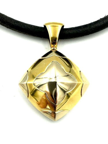 Collier BVLGARI. Collier Piramide 2 ors 58 Facettes