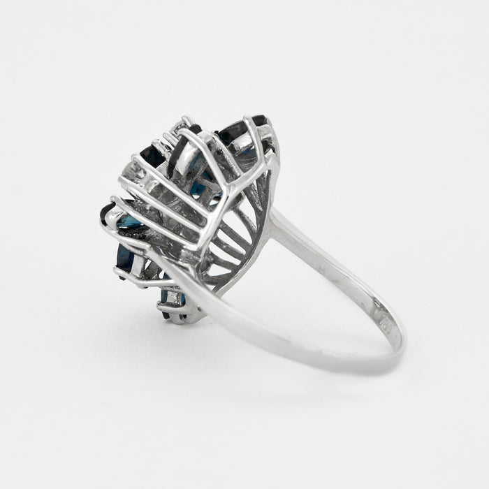 White gold ring with cluster motif, sapphires and diamonds