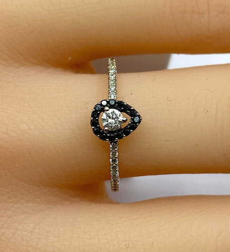 Bague 52.5 Bague solitaire or blanc, diamants blancs et diamants noirs. 58 Facettes AB509