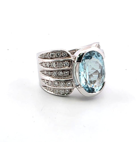 Bague 55 Bague en or blanc 18kt avec aigue-marine ovale 6.80ct et diamants 1.00ct 58 Facettes