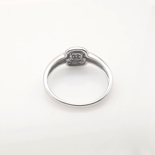 56 Bague en or blanc et diamants 58 Facettes