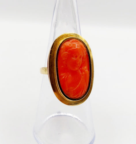 Bague 52 Bague cocktail style antique or jaune, camée sur corail jeune fille (circa 1960) 58 Facettes A06378