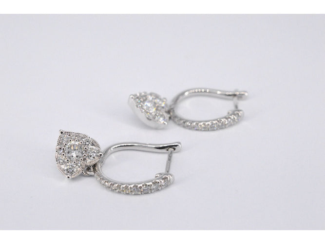 Boucles d'oreilles Boucles d'oreilles en or blanc serties de diamants en forme de cœur 58 Facettes 2174