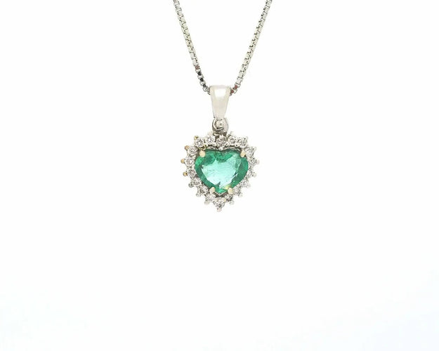 Collier orné d'une émeraude de Zambie de 0,50 carat en forme de cœur et de diamants