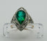 Bague Bague en or blanc et platine, émeraude naturelle en forme de poire sertie de diamants. 58 Facettes 50160