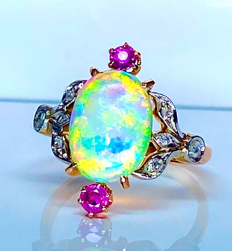 Bague 53 Bague en or jaune, opale, diamants et rubis. Vers 1900. 58 Facettes AB639