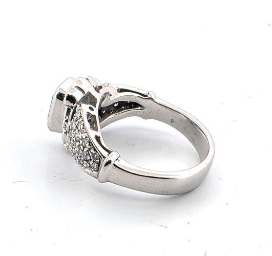 Bague 51 Bague en or blanc 18 carats avec émeraude centrale et diamants environnants 58 Facettes