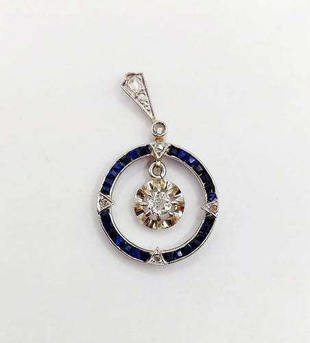 Pendentif Pendentif cible Art Déco or blanc, diamants, saphirs calibrés (circa 1920) 58 Facettes A05269