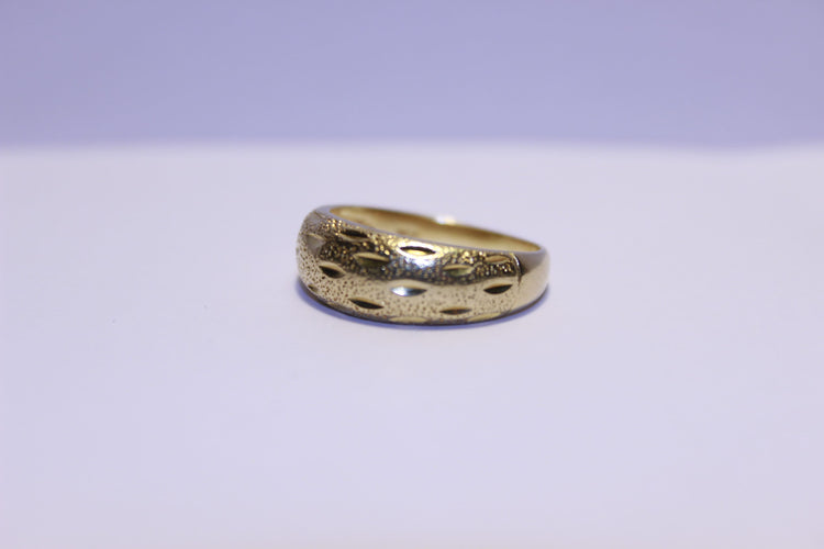 Прстен од жутог злата са текстуром