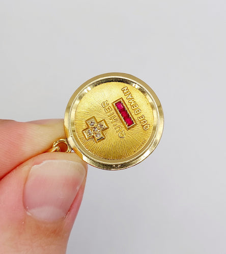 AUGIS - Rakkausmitali-riipus 23 mm keltakultaa ja rubiini "+ EILISTÄ ENEMMÄN - HUOMISTA VÄHEMMÄN" 