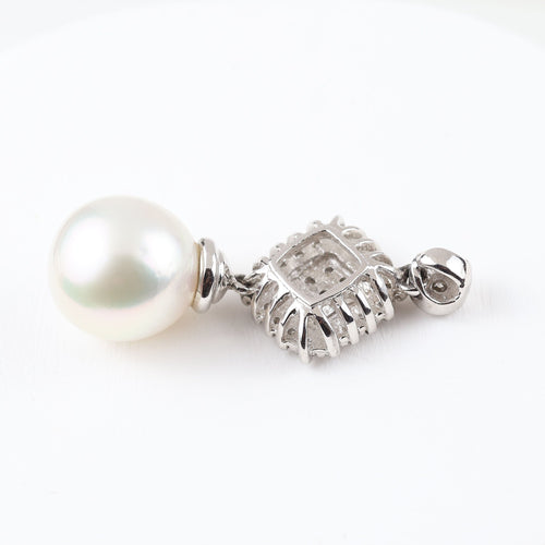 Pendentif Pendentif en or blanc 18 carats, orné de diamants naturels et d'une perle australienne. 58 Facettes