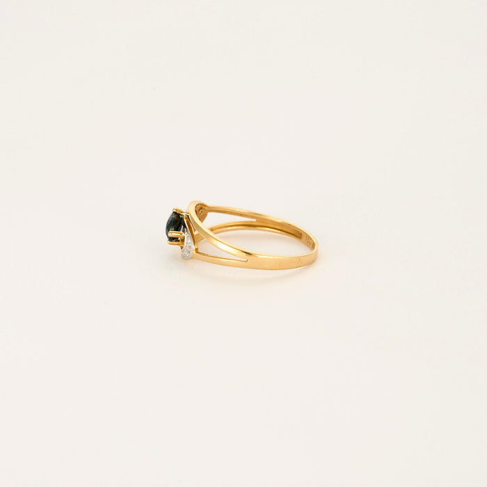 Anillo de oro amarillo y zafiro blanco.