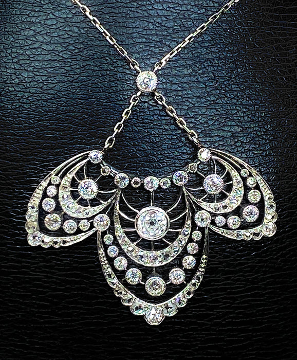 Collar con colgante en platino, diamantes, período 1900