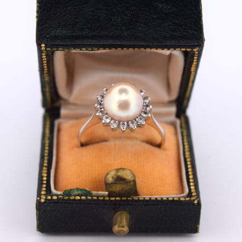 Bague 53 Bague en or blanc avec perle naturelle et diamants 58 Facettes