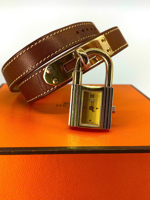 Montre Hermès  - Montre «  Kelly », cadran PM plaqué or, double tour cuir marron 58 Facettes AB453