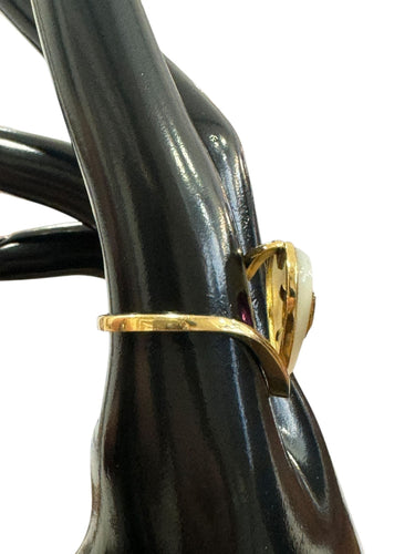 Bague 54 Bague en or jaune, coeur nacre et rubis 58 Facettes