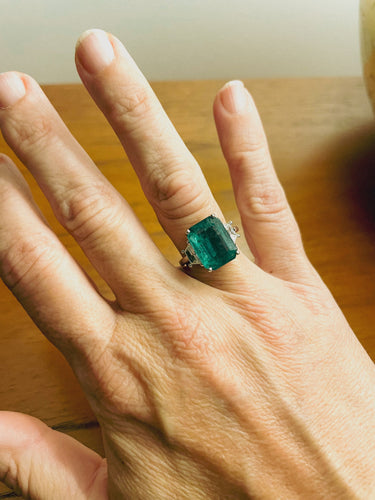 Bague 52 Bague exceptionnelle émeraude et diamants trapèzes 58 Facettes