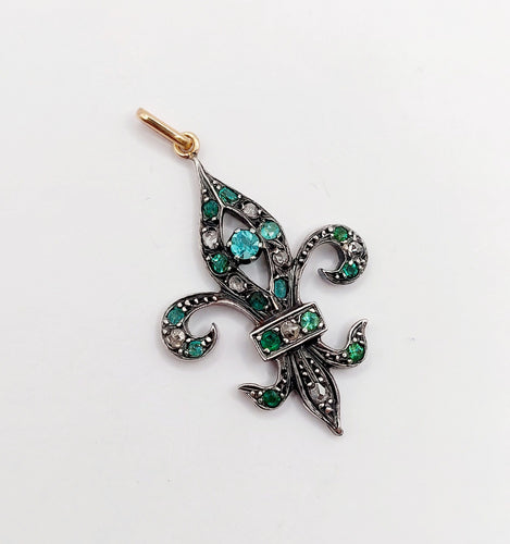 Pendentif Pendentif antique fleur de lys en or rose 18k et argent, émeraudes et diamants 58 Facettes A06351