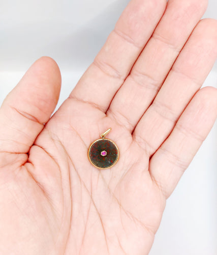 Pendentif Pendentif or jaune, plaque de verre ornée d'un rubis (circa 1900) 58 Facettes A06166
