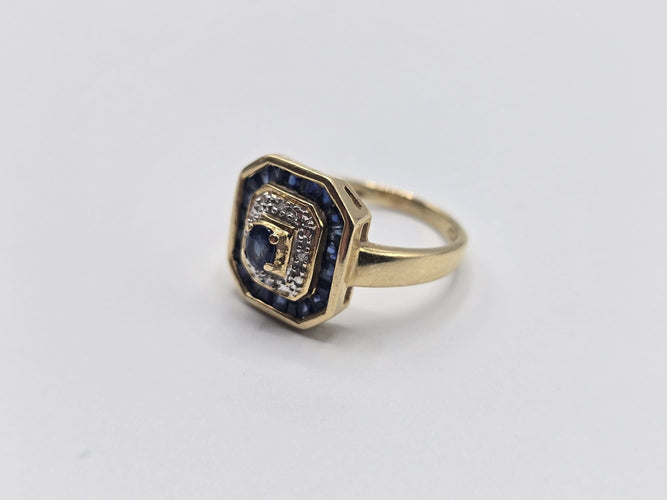 Bague 56 Bague OR Jaune 18k sertie d'un Saphir central, d’éclats de diamants et d'un contour de saphir baguettes 58 Facettes 1-0000448/2