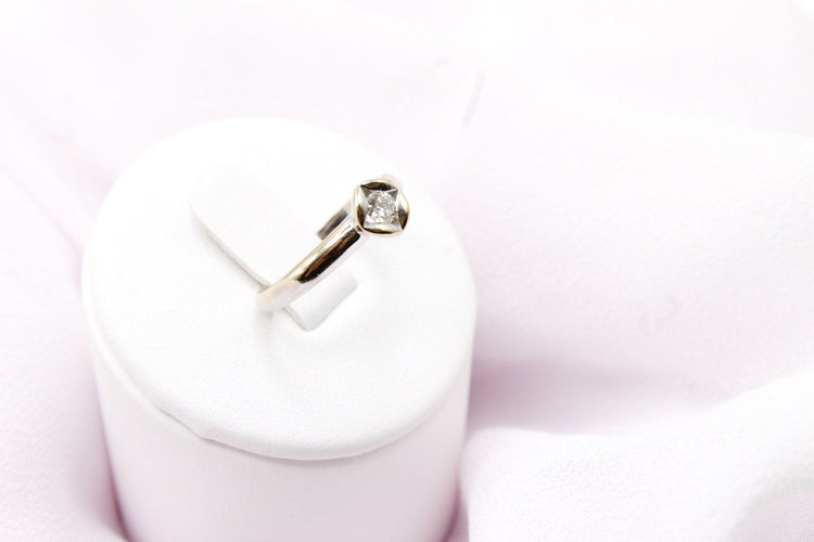 Bague 50 Bague solitaire fleur en or blanc et diamant 0,10 ct 58 Facettes 240183