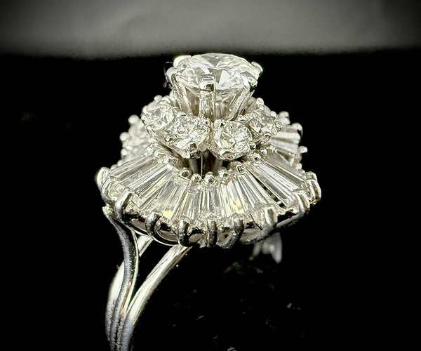 Vitring kjol i vitt guld, 0,80 karat VS-diamant och 4,28 karat omgivande diamanter 