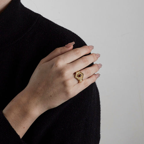 Bague 51 Bague vintage en or jaune, diamants et rubis cabochon 58 Facettes 3032