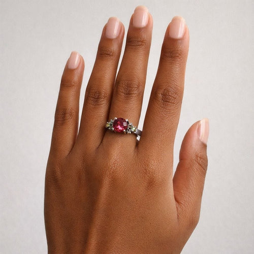 Vintage hvidguldsring med oval turmalin og peridoter. 