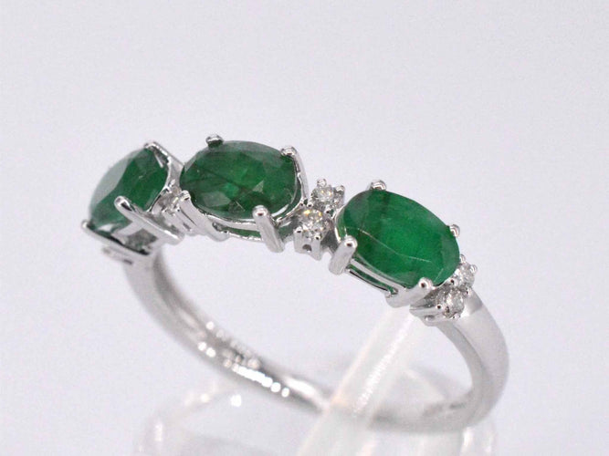 Bague Bague en or blanc avec diamants et émeraude 58 Facettes 2126