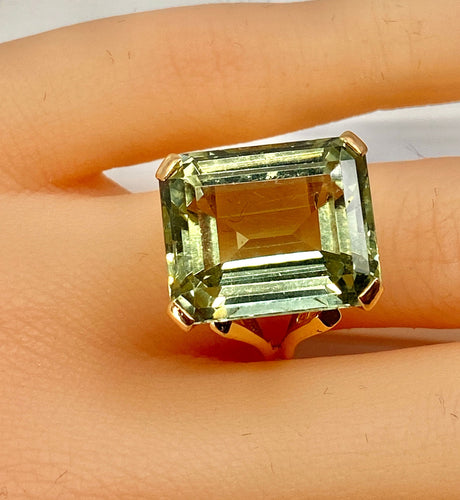 Anillo de oro amarillo y berilo verde de 20 quilates 