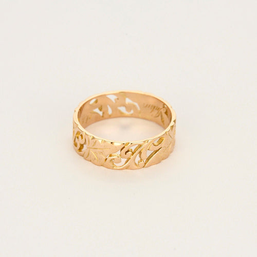 Aliança em ouro amarelo com motivo de folhas 