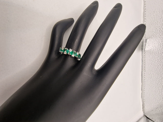 Demi-jonc en or blanc avec émeraude et diamant 58 Facettes