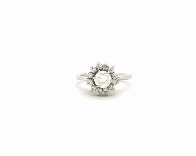 Bague Bague en or blanc avec un diamant central de 0,65 carat et des diamants d'accompagnement 58 Facettes 6160