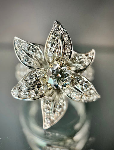 Bague 53.5 Bague fleur or blanc sertie d'un diamant de 0,43 carat (VVS-E/F) 58 Facettes