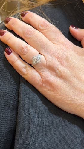 Bague 53 Bague art déco en or blanc et diamants 58 Facettes