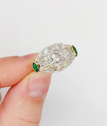 Bague 54.5 Bague marquise inversée Art déco en or 18k et platine, diamants et émeraudes 58 Facettes A06453