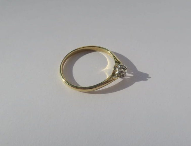 Bague 57 Bague solitaire deux ors, diamant taille brillant 58 Facettes