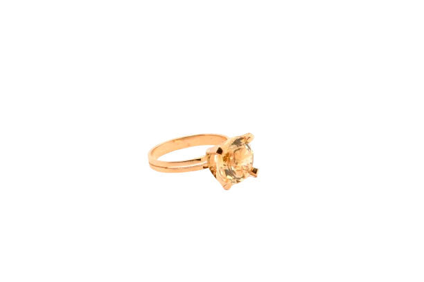 Ring verziert mit einem Citrin im Brillantschliff in Gold