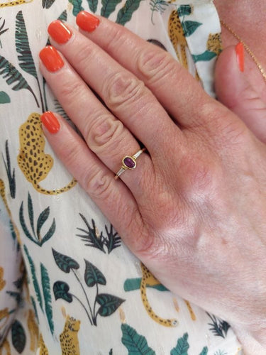 Bague 53 BAGUE MODERNE DIAMANTS ET RUBIS 58 Facettes 086081