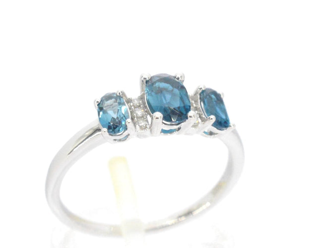 Bague 54 Bague en or blanc avec diamants et topaze 58 Facettes 2327