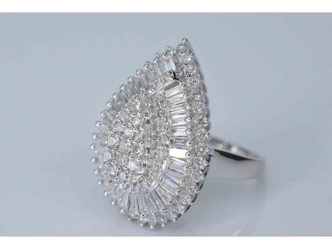 Bague 54 Bague entourage exclusive en or blanc en forme de larme avec diamants 58 Facettes 2039