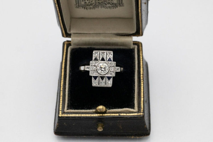 Bague 59 Bague géométrique ornée de diamants et de saphirs de style Art déco 58 Facettes 10728