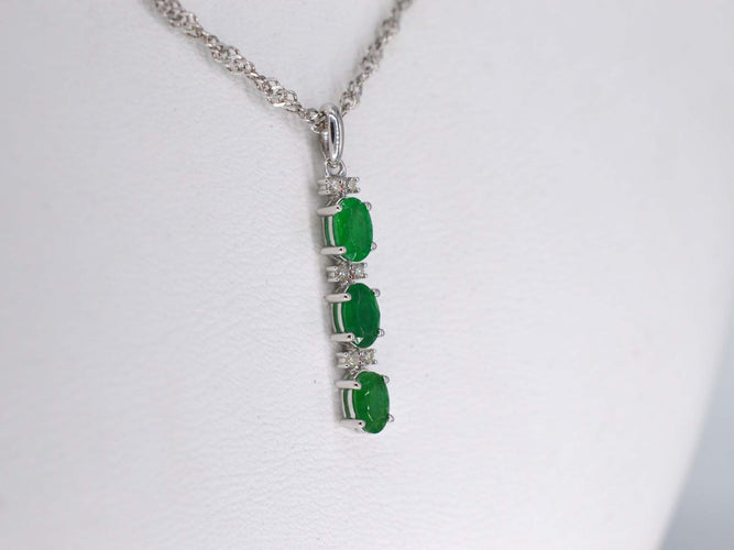 Pendentif Pendentif en or blanc avec diamants et émeraude 58 Facettes 2140