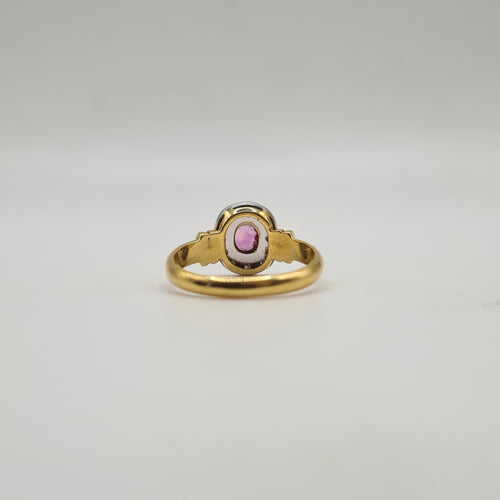 Bague 56 Bague or jaune sertie d'un rubis et diamants 58 Facettes