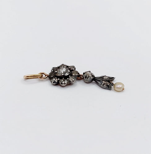 Pendentif Pendentif victorien fleur or jaune et argent, diamants taille roses sur paillon et perle (circa 1880) 58 Facettes A05643